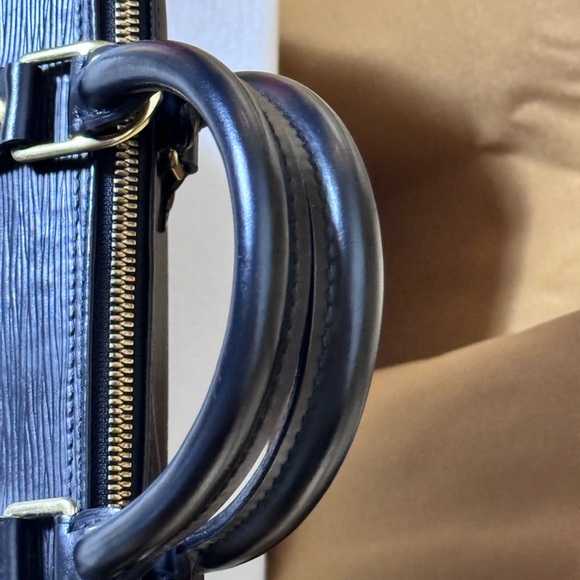 Louis Vuitton Alma Handbag in excellent preowned condition. - Picture 5 of 11